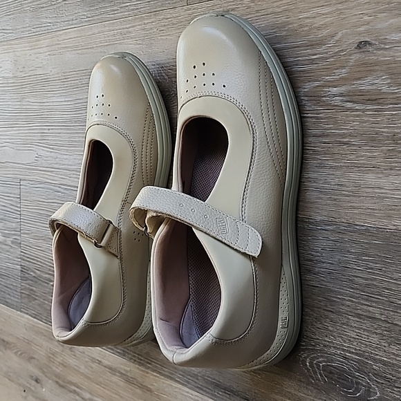 DREW WOMEN'S Cream Mary Jane Shoes